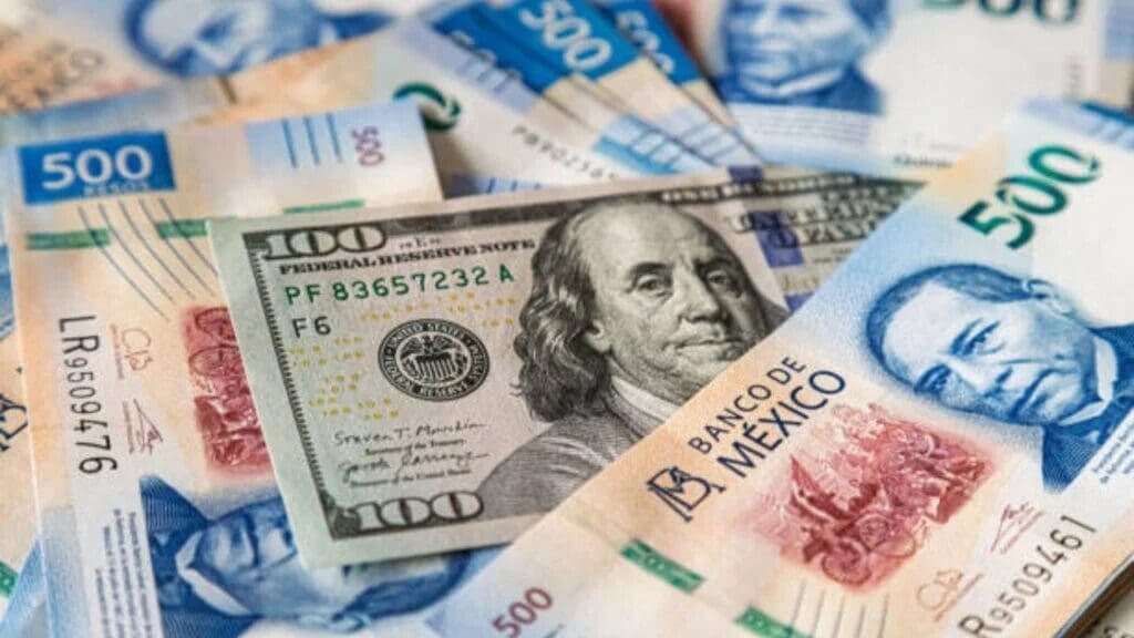 Peso mexicano se deprecia este 26 de marzo a la espera de la tasa de interés de Banxico. Analistas pronostican un tipo de cambio entre 17.68 y 17.85.