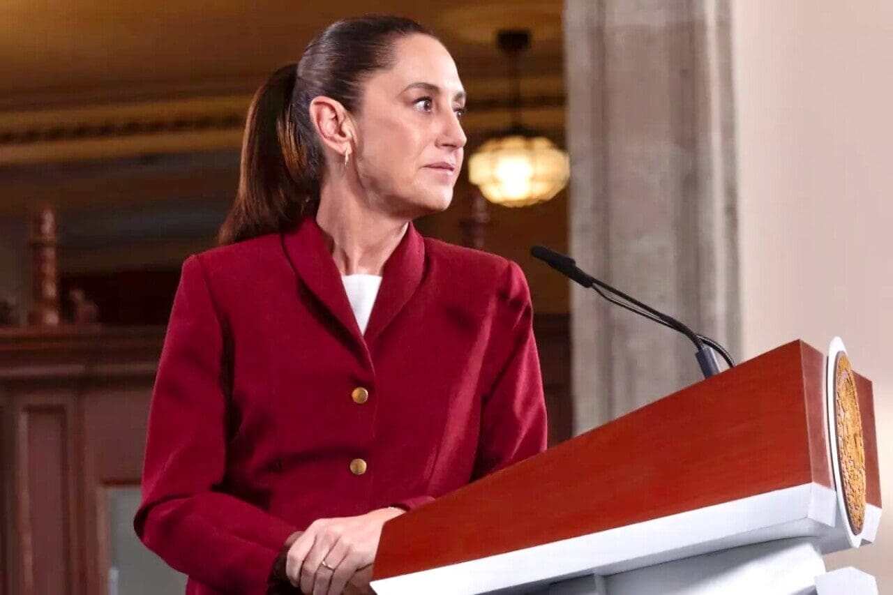 Claudia Sheinbaum analiza el Plan B electoral y critica que no se adelantara la revocación de mandato. Conoce los detalles sobre los nuevos topes salariales.