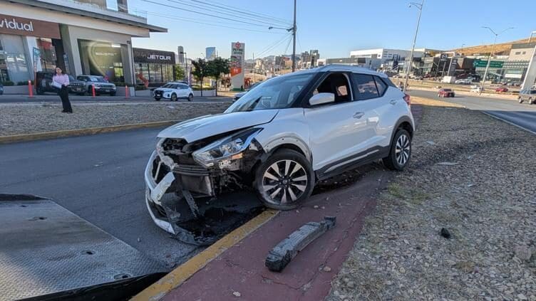 Accidente en el Periférico de la Juventud frente a Plaza Cumbres. Una Nissan Kicks choca al esquivar a un peatón que se atravesó en zona prohibida.