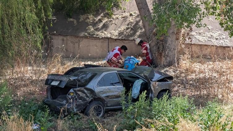 Dos jóvenes heridas tras caer con su auto al río Chuvíscar en Chihuahua. Conoce los detalles del rescate en la Teófilo Borunda y calle 28.