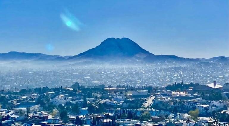 Sube la temperatura en Chihuahua tras el paso del frente frío 42. Consulta el pronóstico del SMN con máximas de 28°C y cielos despejados para hoy.