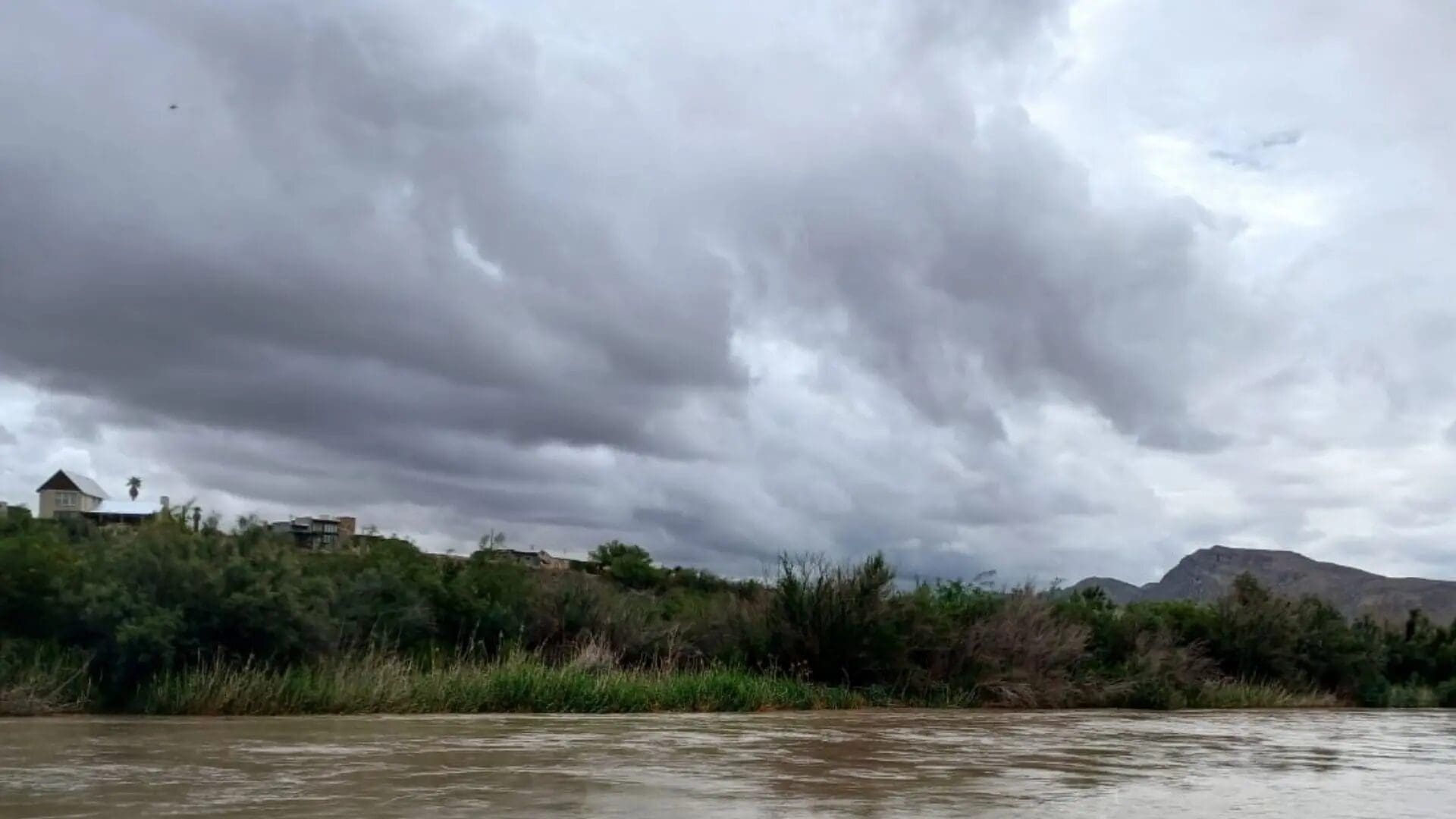 Lluvias fuertes de hasta 50 mm en la Sierra de Chihuahua por frente frío 42. Revisa las zonas afectadas por granizo y vientos este domingo 29.
