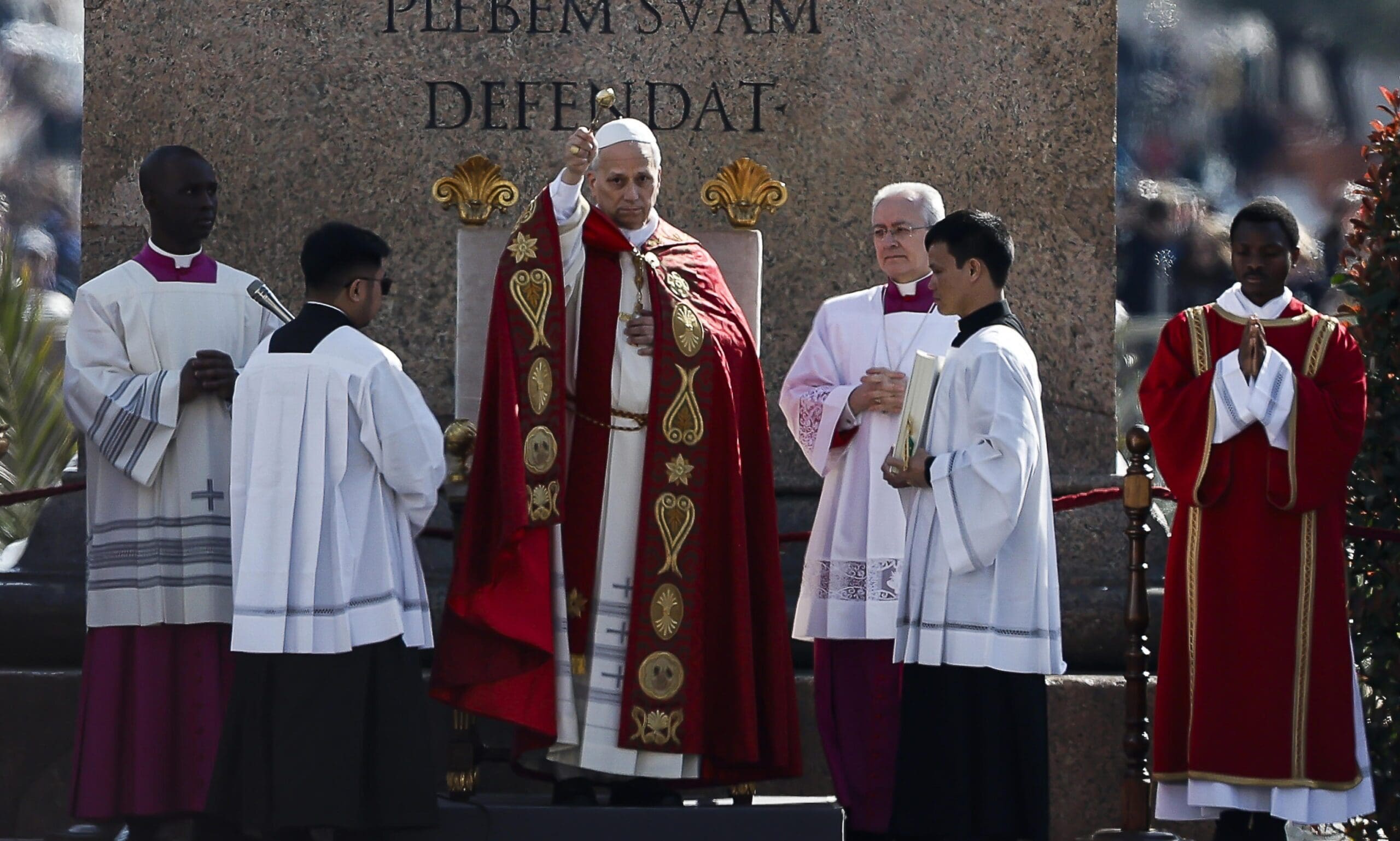 León XIV abre la Semana Santa pidiendo paz en Medio Oriente y Ucrania. El Papa rechaza que la guerra se justifique en nombre de Dios.