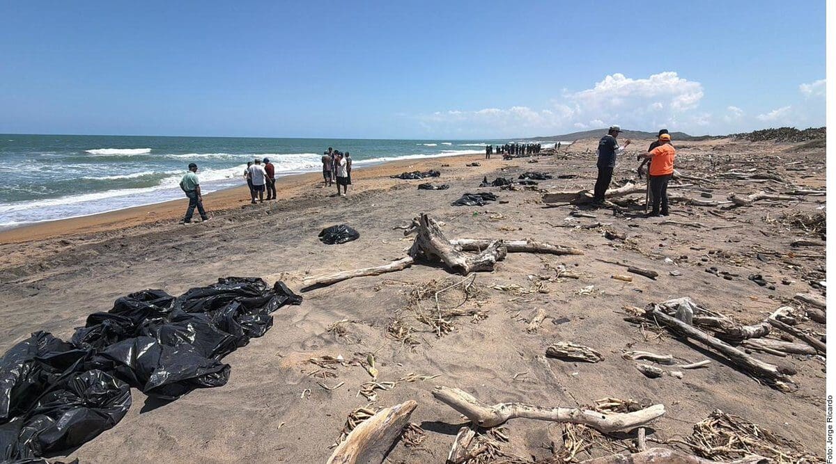 Crisis pesquera en Veracruz por derrame de hidrocarburos. 50 mil pescadores denuncian omisión del gobierno ante el avance de la mancha de crudo.