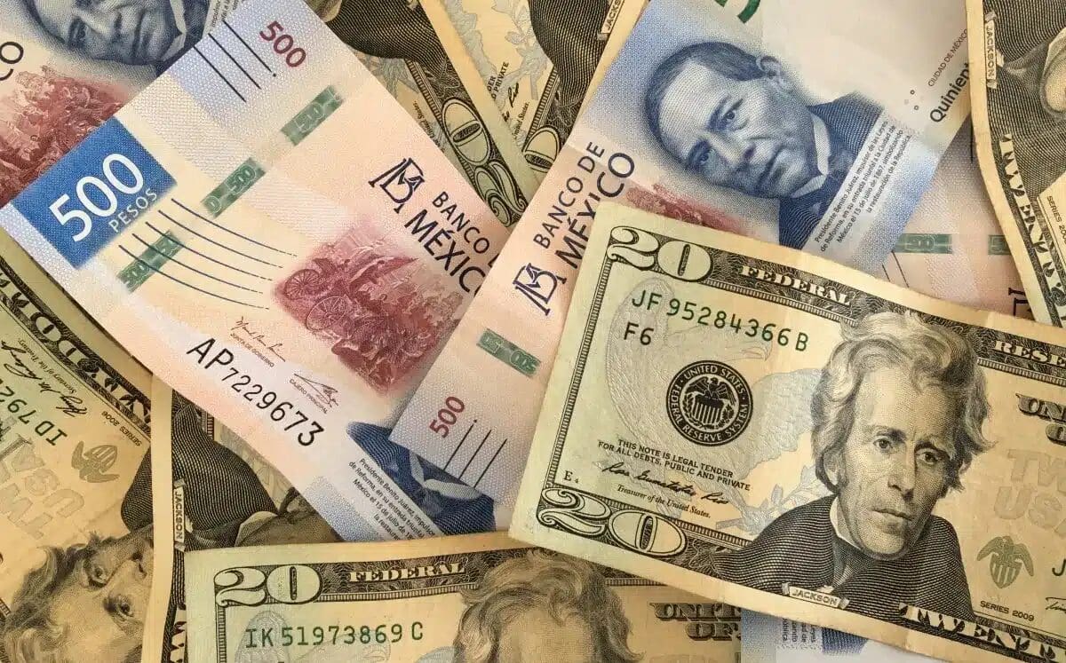 Peso mexicano se estabiliza en 18.10 por dólar tras tensiones en Irán. Conoce el tipo de cambio hoy y cómo afectan las declaraciones de Trump.