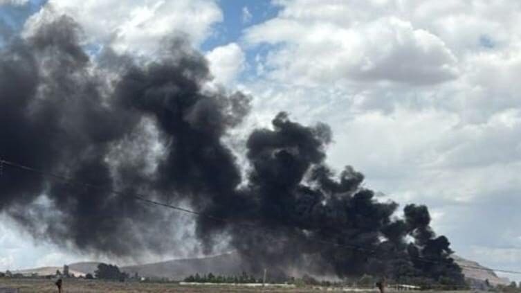 Fuerte incendio de llantas en Granjas del Valle moviliza a Bomberos de Chihuahua. Conoce los detalles del siniestro en Valle Palmira.