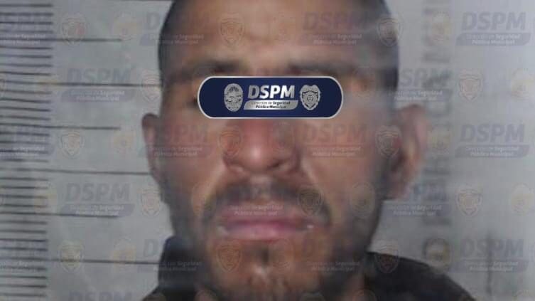 Policía Municipal evita robo en Pollo Feliz de la colonia Santa Rosa. Detienen a Martín Esteban E. R. en la azotea con objetos sustraídos.