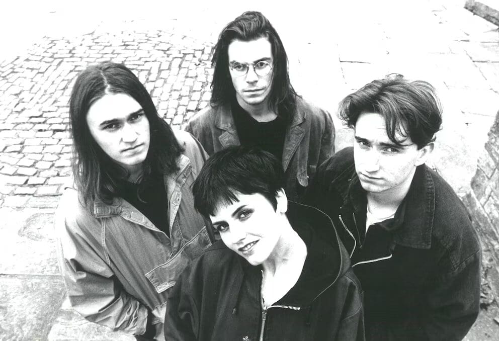 The Cranberries lanzan versiones en español de "Linger" y "Dreams" con las mexicanas Bratty y ANASOF. Conoce los detalles del álbum aniversario 2026.