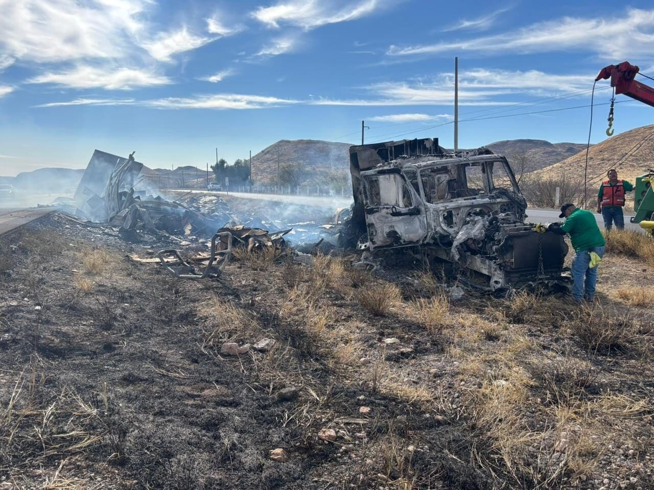 Un tractocamión terminó calcinado tras chocar en la carretera Delicias-Chihuahua. Bomberos sofocaron el fuego en el km 189. No hay heridos.
