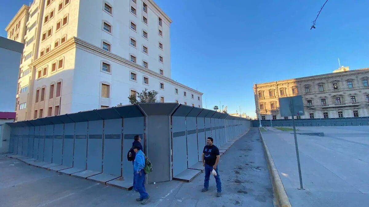 Edificios del Centro de Chihuahua amanecen blindados con vallas metálicas previo al 8 de marzo. Conozca las vialidades cerradas y los inmuebles protegidos.