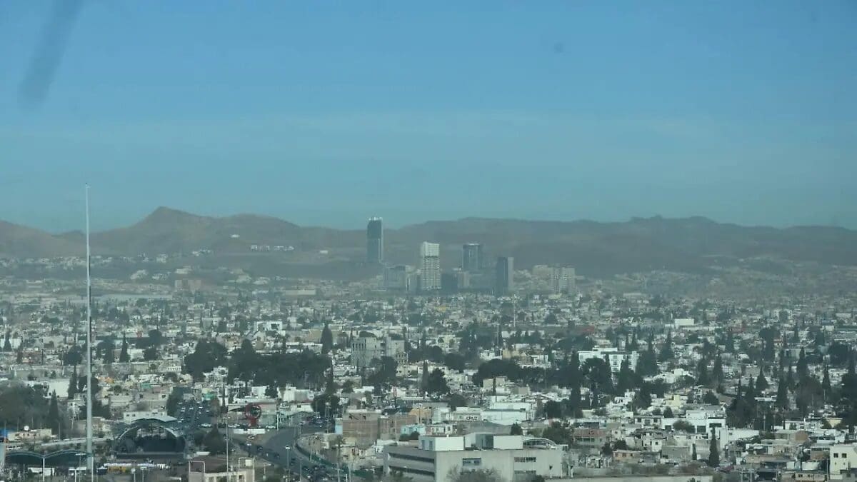 Pronóstico del clima hoy en Chihuahua: Vientos de hasta 55 km/h en la capital y máximas de 27°C. Consulte las alertas por tolvaneras en carreteras.