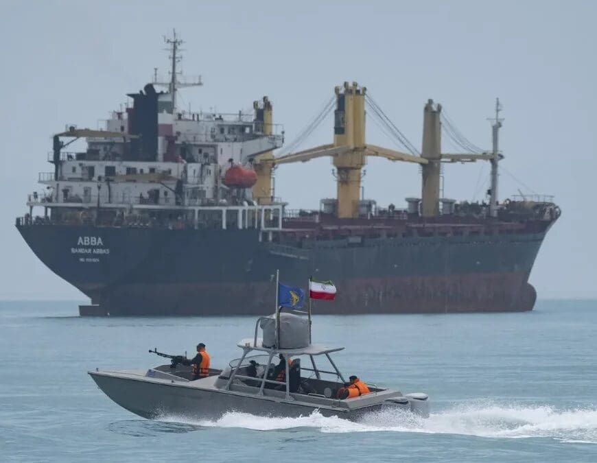 China busca acuerdo con Irán para asegurar el paso de petróleo por el Estrecho de Ormuz. Conozca cómo el bloqueo afecta el 45% del suministro de Beijing.