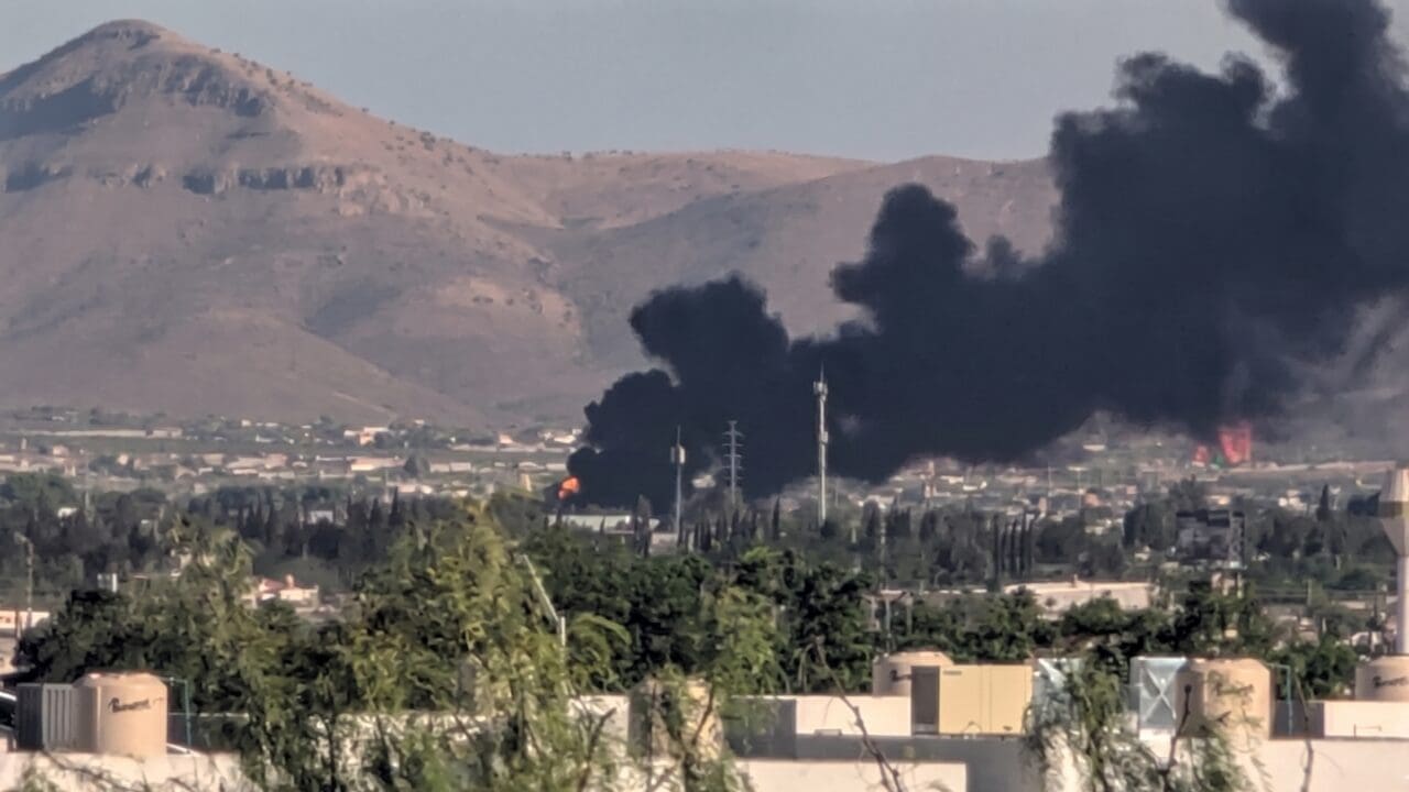 Fuerte incendio en desponchado sobre el periférico Lombardo Toledano genera alerta en el sur de Chihuahua. Conoce los detalles aquí.