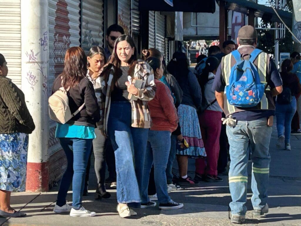 ¿Cansado de esperar el camión? La crisis del transporte público en Chihuahua capital genera filas interminables en el centro. Entérate de la situación aquí.