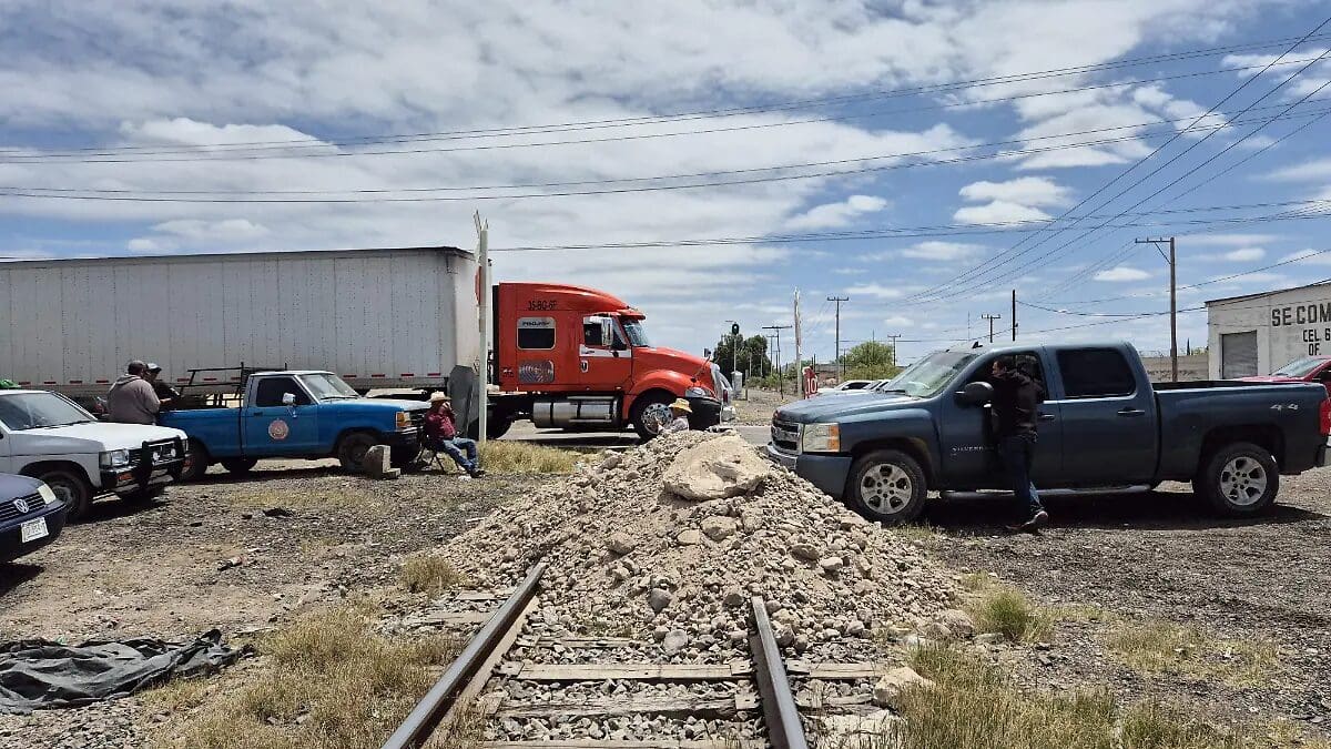 Agricultores liberan vías férreas en Jiménez tras bloqueo de ocho horas; autoridades advierten posibles nuevas protestas en Chihuahua.