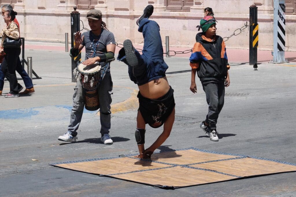 Jóvenes realizan breakdance en semáforos de Chihuahua para recaudar fondos y competir a nivel nacional.