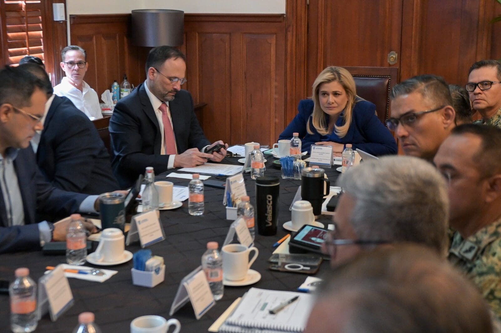 La seguridad en Chihuahua fue reiterada como prioridad por Maru Campos durante la Mesa Estatal. Conoce los acuerdos y acciones en materia de seguridad.