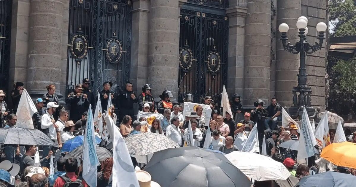 Manifestantes irrumpen en Congreso CDMX por demanda de vivienda