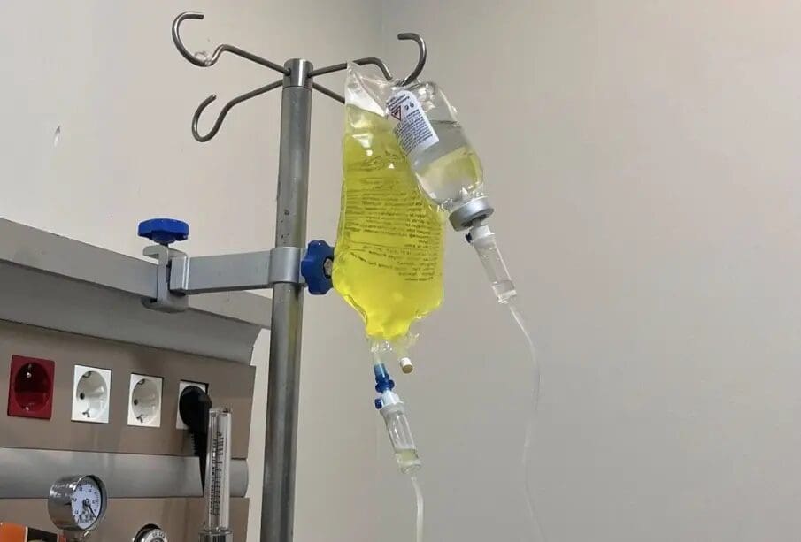 Alertan por sueros milagro en Ciudad Juárez ofertados sin regulación ni respaldo científico.