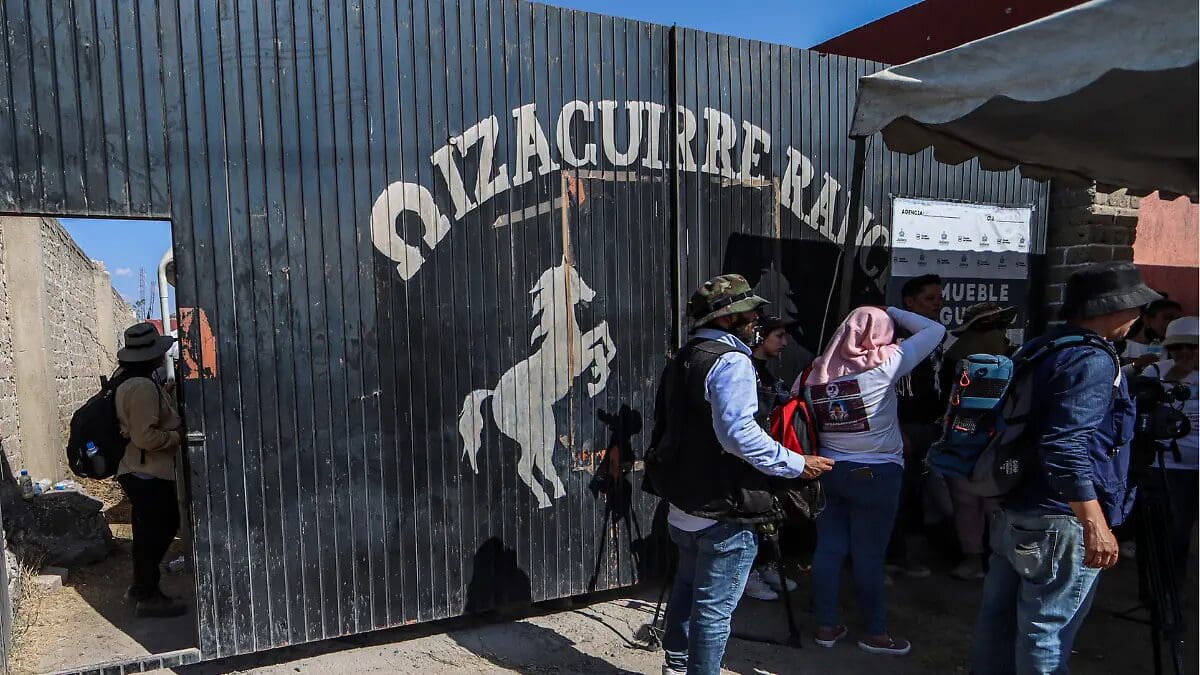 Hallan fosa con restos humanos en Rancho Izaguirre, Jalisco. Conoce los detalles del hallazgo y la investigación en curso.