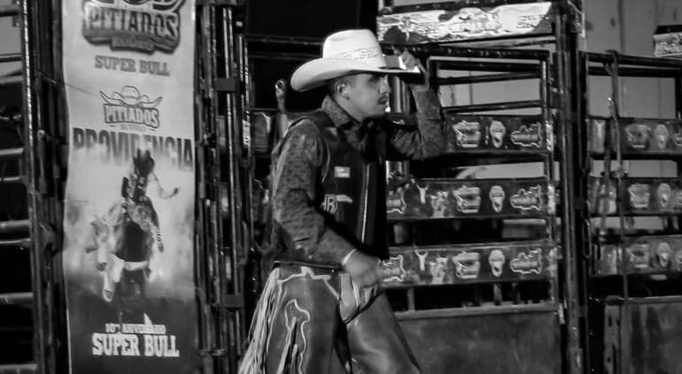 Muere jinete Eliud Aranda tras accidente en rodeo en Chihuahua. Conoce los detalles del hecho ocurrido durante el Rodeo de la Primavera.