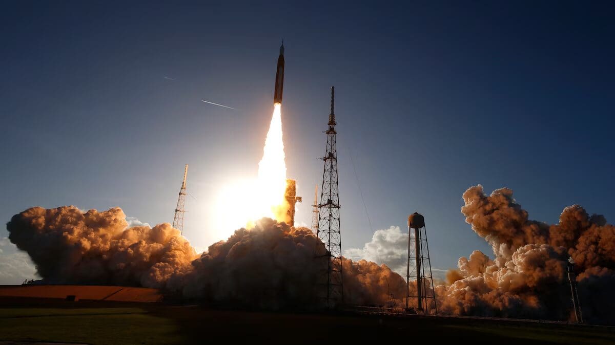 Disfruta de las 20 mejores fotos del lanzamiento de Artemis II. La potencia del cohete SLS y la emoción de la NASA en imágenes exclusivas.