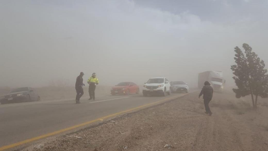 Frente frío provoca fuertes vientos y tolvaneras en Chihuahua; autoridades emiten alerta preventiva.