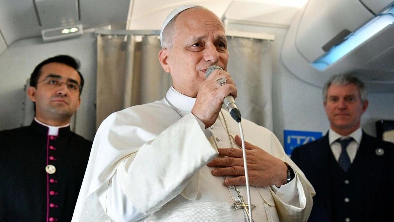 Papa León XIV responde a críticas de Trump y afirma que no teme a su administración. Conoce su postura sobre la paz y el papel de la Iglesia.