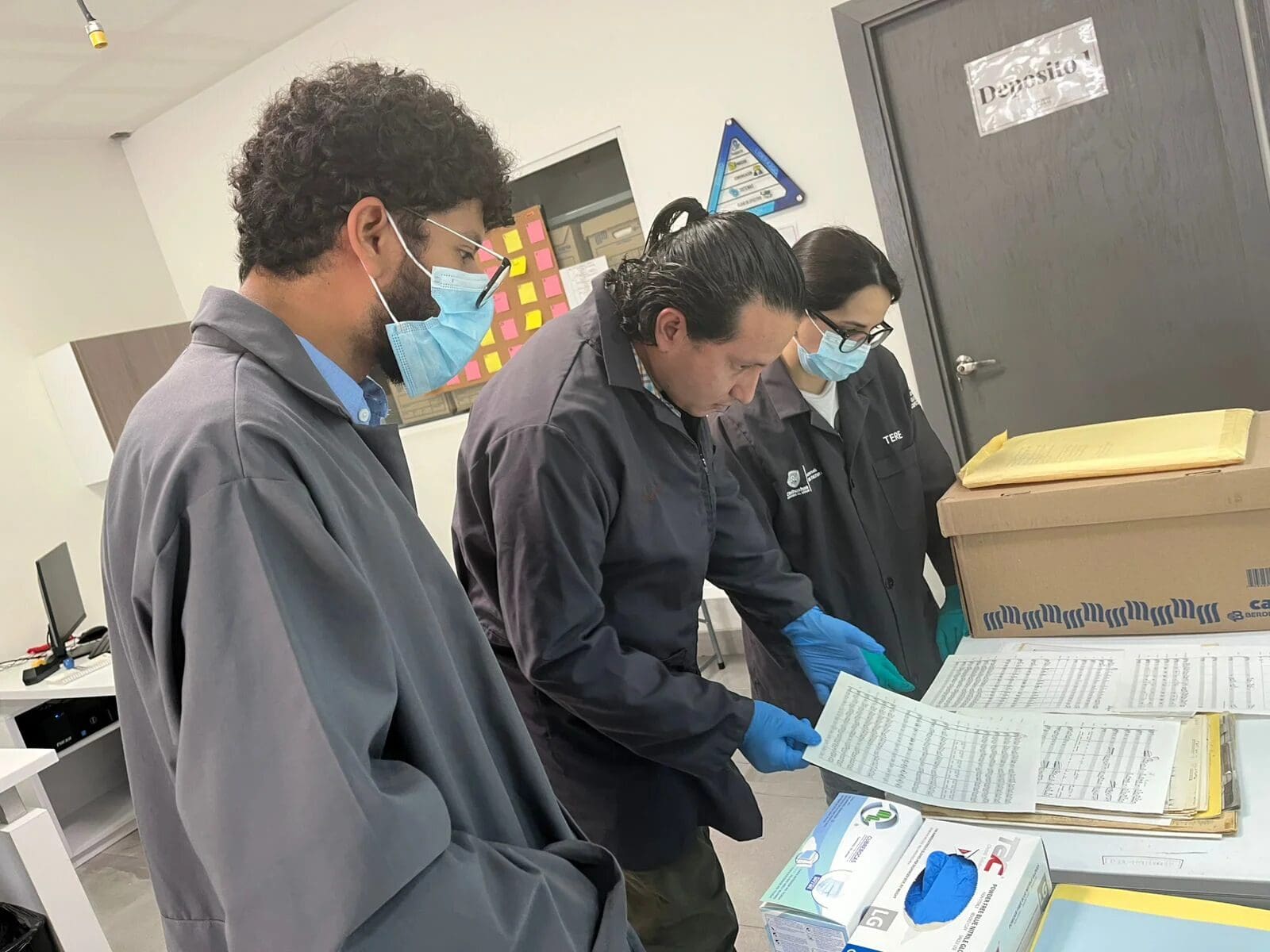 Estudiantes de música realizan prácticas en el Archivo General del Estado de Chihuahua para preservar el patrimonio documental.