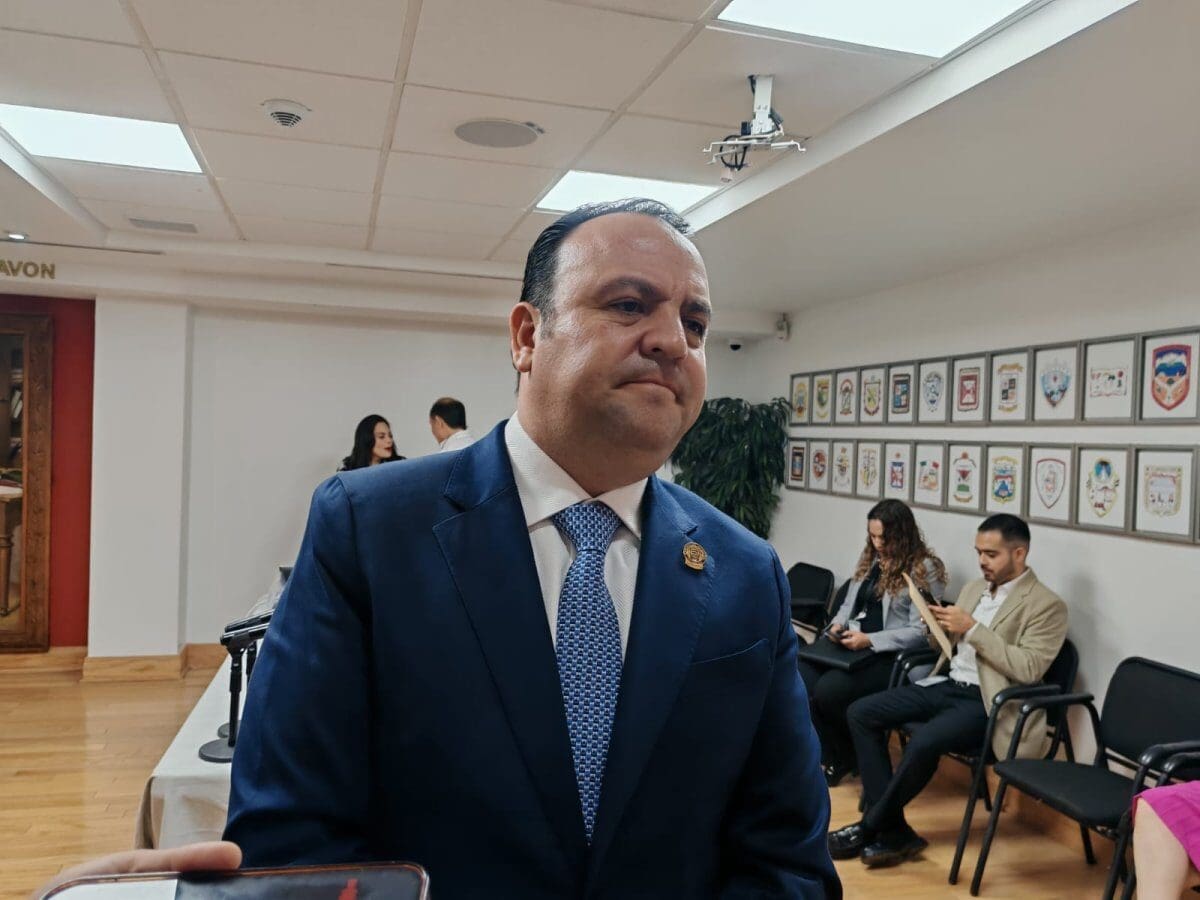 Memo Ramírez responde a acusaciones de tráfico de influencias y califica el proceso como un teatro jurídico. Entérate de lo que dijo aquí.