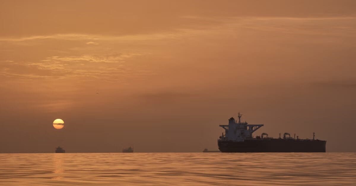 Irán cierra el estrecho de Ormuz y dispara contra barcos, elevando la tensión global.