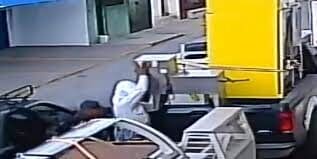 Dos sujetos robaron una máquina de raspados de una camioneta estacionada frente a la heladería La 11 en el centro de Chihuahua. El robo quedó captado en video. Conoce todos los detalles.
