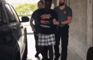 Video capta asesinato de empleada de gasolinera en Fort Myers, Florida. Rolbert Joachin fue arrestado tras atacar a la mujer con un martillo.