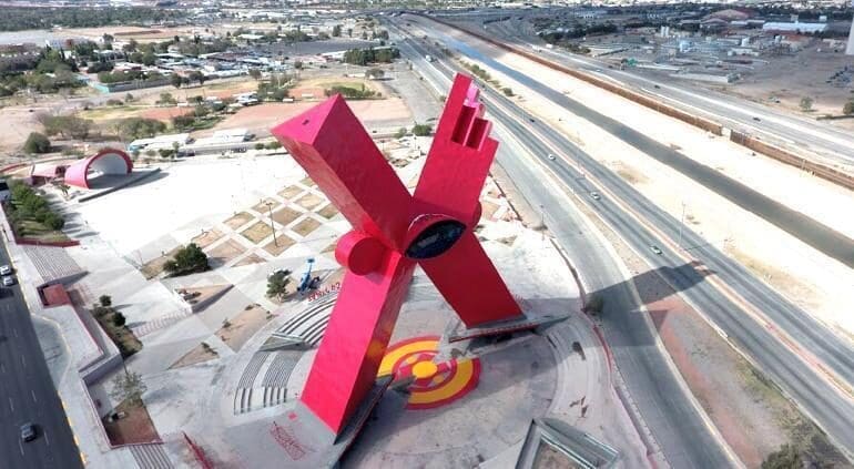 La gobernadora Maru Campos trasladó la Mesa de Seguridad a Ciudad Juárez tras la muerte del director de la AEI y dos agentes de EU en operativo contra narcolaboratorios en Guachochi. Conoce los detalles.
