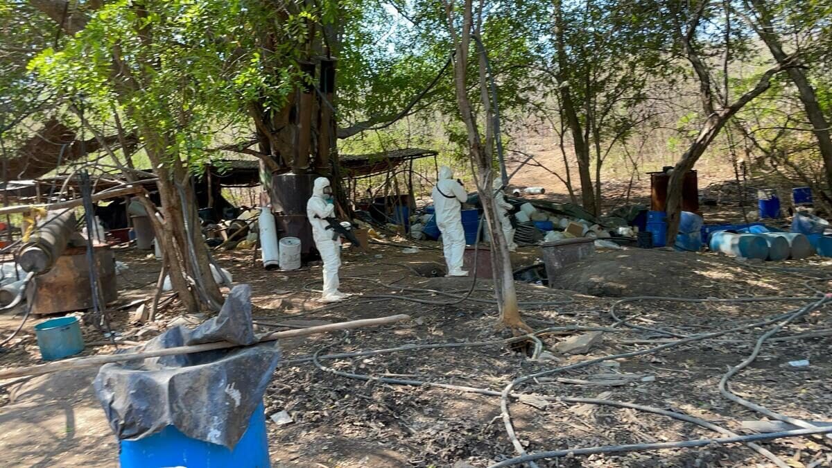 La Fiscalía de Chihuahua y la Sedena aseguraron uno de los narcolaboratorios más grandes del país en el municipio de Morelos. Conoce todos los detalles del operativo, las instalaciones y por qué no hubo detenidos.
