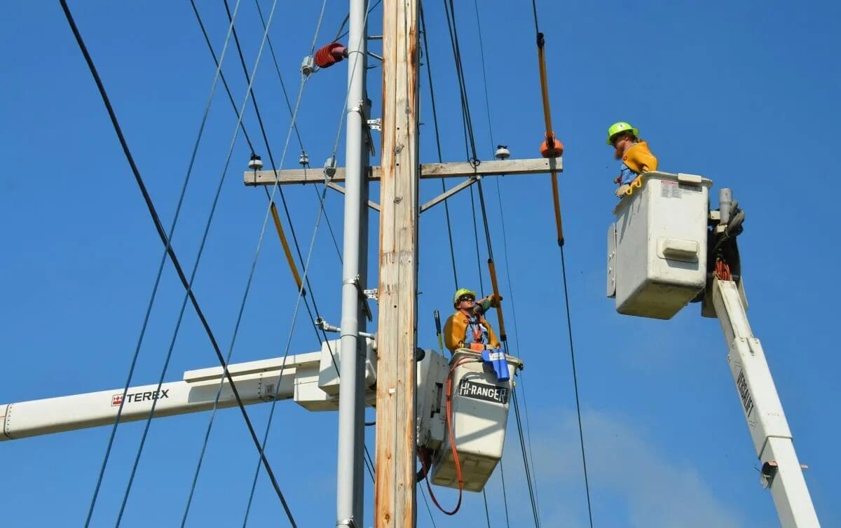 La CFE en Chihuahua refuerza transformadores y líneas eléctricas antes de la ola de calor. El sindicato asegura que están preparados para atender el pico de demanda del verano. Conoce los detalles.
