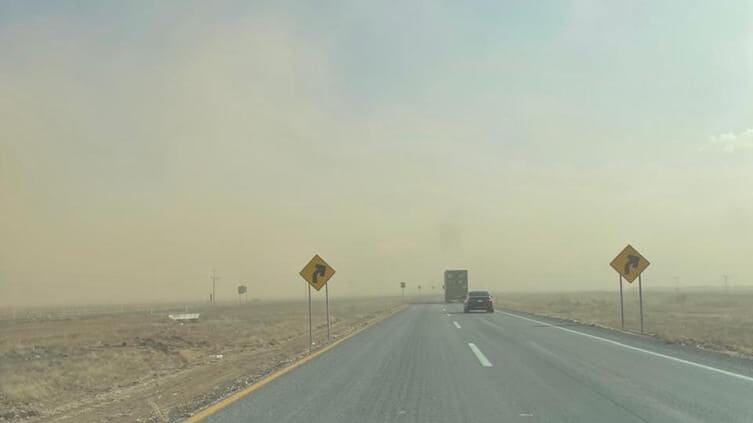Protección Civil de Chihuahua alerta por vientos de hasta 55 km/h y tolvaneras en carreteras clave este martes. Conoce qué municipios están en riesgo y cómo estará el clima en la capital y la sierra.
