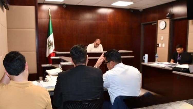 La Fiscalía Anticorrupción imputó al exdirector administrativo de la UACH por presunto peculado de 31.5 millones en renta de autos no autorizada. Conoce todos los detalles del caso y qué sigue en el proceso.
