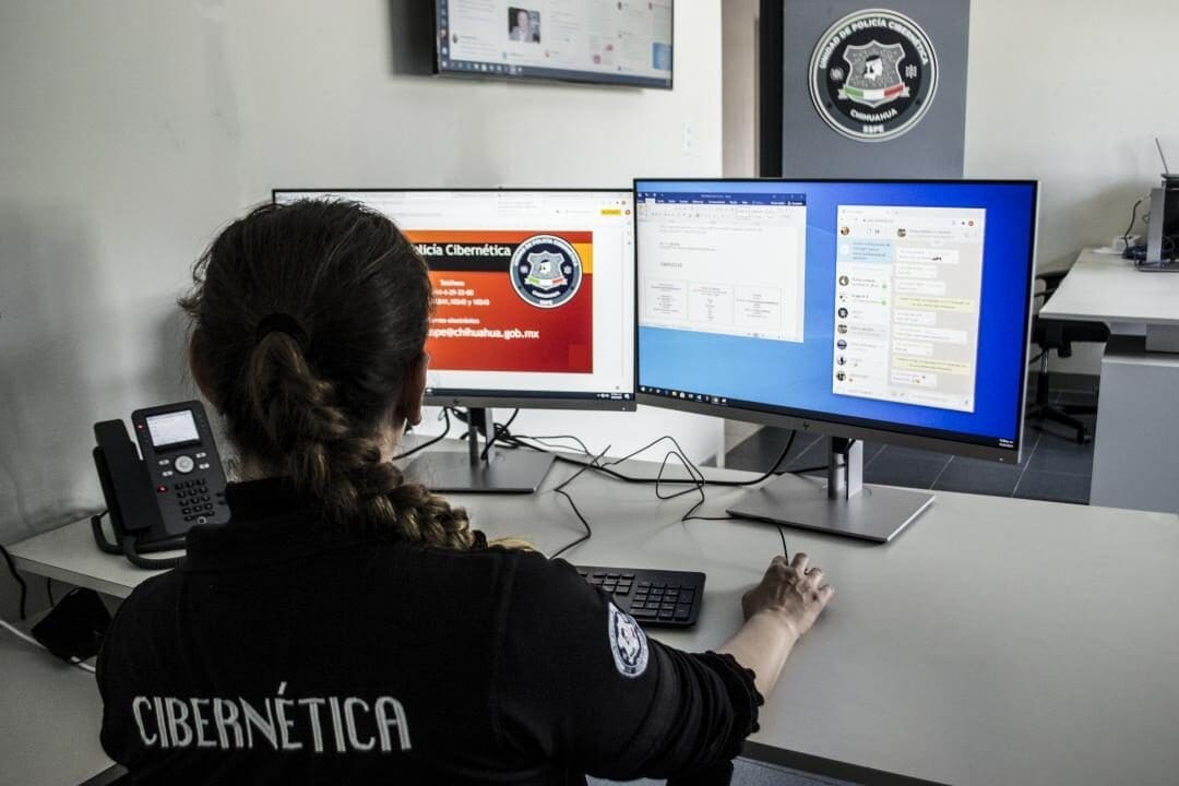 La SSPE de Chihuahua alerta a padres sobre personas malintencionadas que usan videojuegos en línea para contactar menores. Conoce cómo operan y qué recomendaciones da el secretario Gilberto Loya para proteger a tus hijos.
