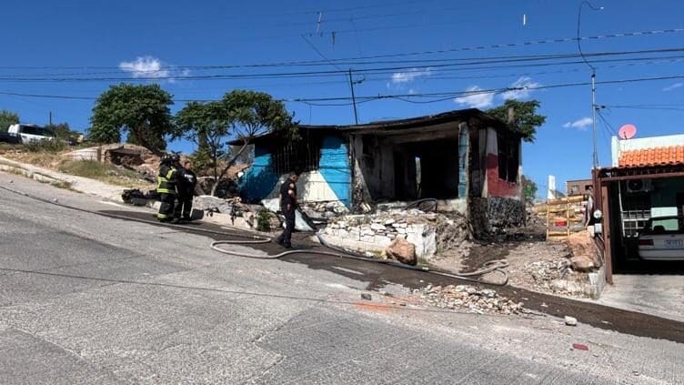 Una vivienda señalada como picadero en la colonia Cerro de la Cruz de Chihuahua fue incendiada por sexta vez. Bomberos controlaron el fuego, pero vecinos exigen una solución definitiva. Conoce los detalles.

