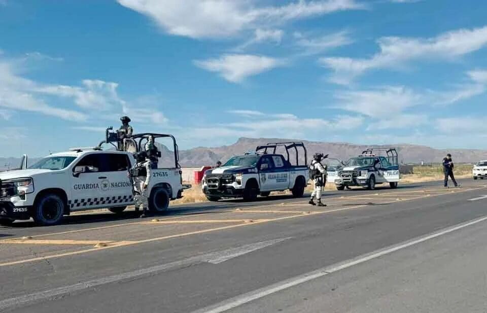 La SSPE reforzó su operativo en la zona Aldama-Ojinaga tras reportes de inseguridad. Hallaron viviendas calcinadas que eran casas de seguridad del crimen organizado y retiraron ponchallantas del kilómetro 22. Conoce los detalles.
