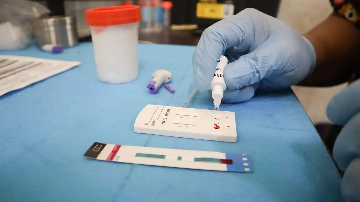 Aumentan los casos de VIH en penales de Chihuahua pese a programas de atención.