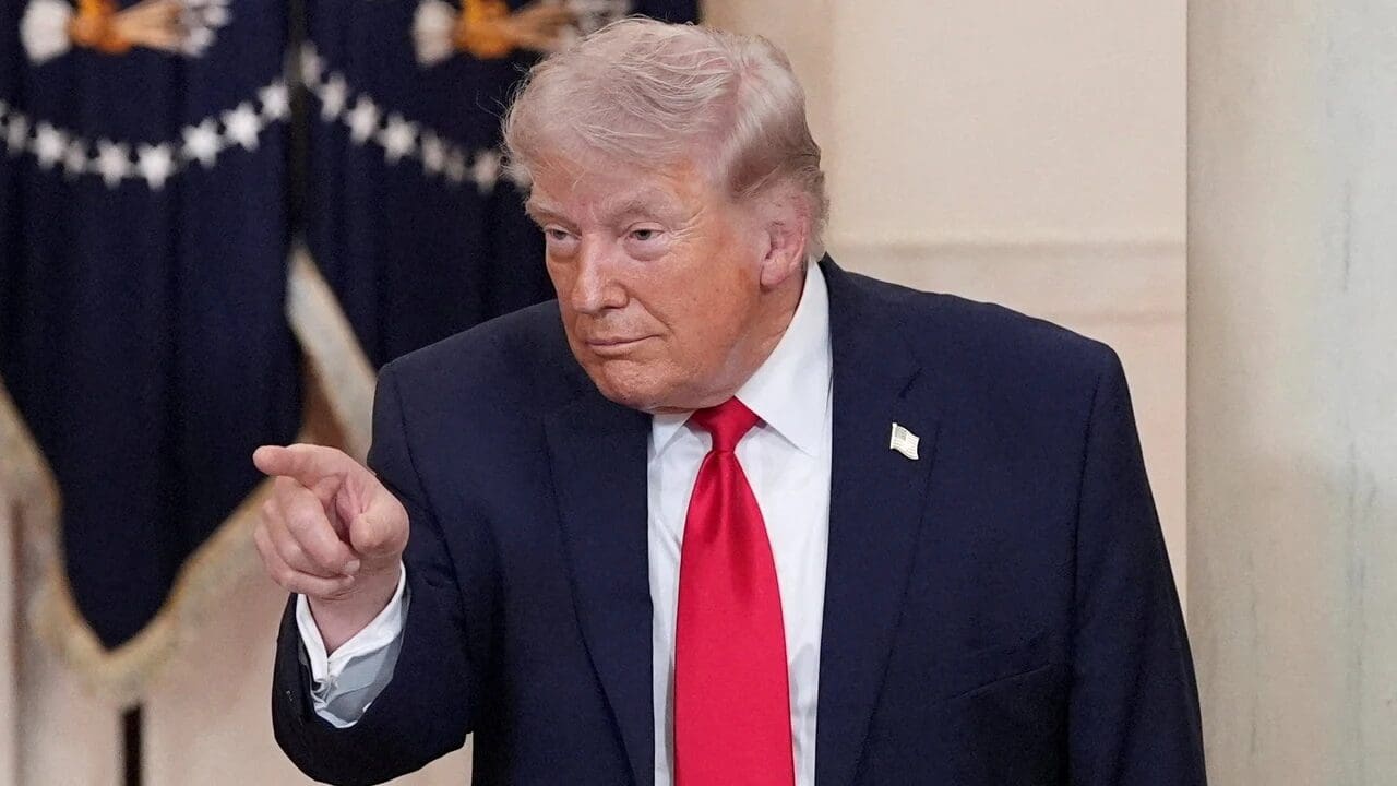 Trump amenaza con atacar infraestructura de Irán si no se reabre el estrecho de Ormuz.