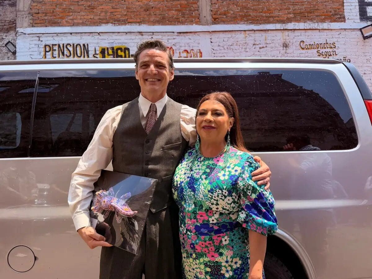 Pedro Pascal visita la CDMX para filmar y recibe un ajolote de Clara Brugada como símbolo de la ciudad.