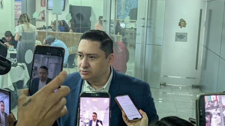 El coordinador del PAN en el Congreso de Chihuahua, Alfredo Chávez, rechazó que Morena tenga facultad para invitar a comparecer a Maru Campos. Acusa a los senadores de revanchismo político. Conoce sus declaraciones completas.
