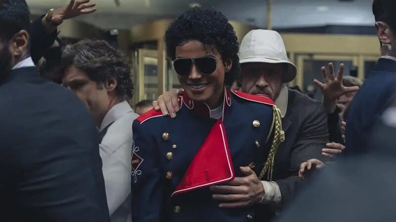 El biopic de Michael Jackson debutó con solo 29% en Rotten Tomatoes. Los críticos señalan que la película evita las acusaciones y se queda en el ascenso del artista. Conoce todos los detalles del estreno.

