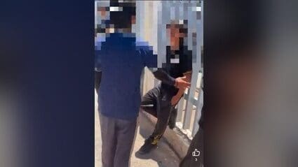Un video viral muestra a un alumno golpeando a otro afuera de la Secundaria Federal 7 en Villa Juárez, Chihuahua. Padres de familia exigen respuesta y la institución no se ha pronunciado. Conoce los detalles.
