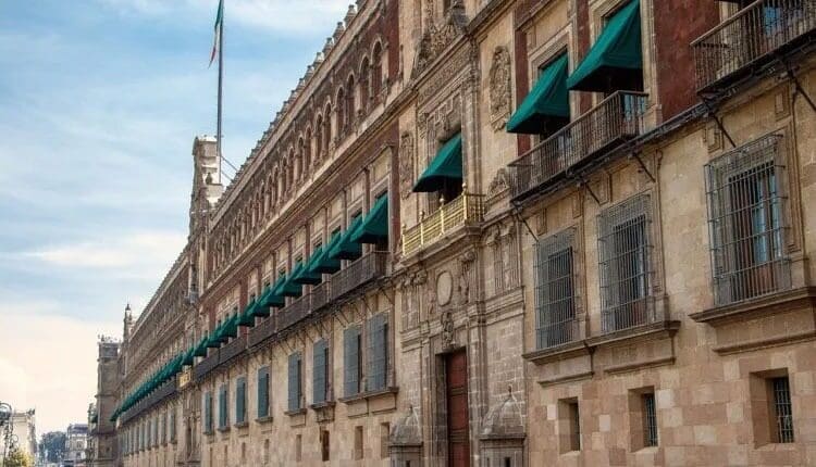 La UIF y autoridades de EU sancionaron a 23 personas y empresas vinculadas al Cártel del Pacífico y La Nueva Familia Michoacana. Conoce cómo operaba la red de lavado de dinero y qué sigue en la investigación.
