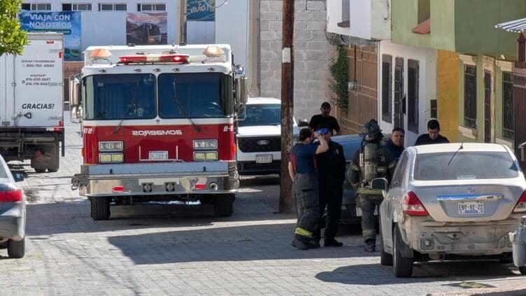 Una explosión por acumulación de gas sacudió una vivienda en la colonia Arquitos de Chihuahua. Una mujer sufrió crisis nerviosa pero sin lesiones. Los bomberos descartaron daños estructurales. Conoce los detalles.
