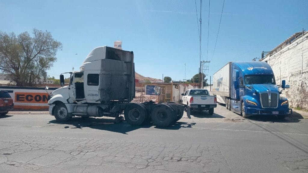 Un tráiler cargado con vidrio volcó en la avenida Teófilo Borunda de Chihuahua, esparciendo cristales sobre la vialidad y dejando lesionado a un agente vial. Conoce los detalles del accidente y las rutas alternas recomendadas.

